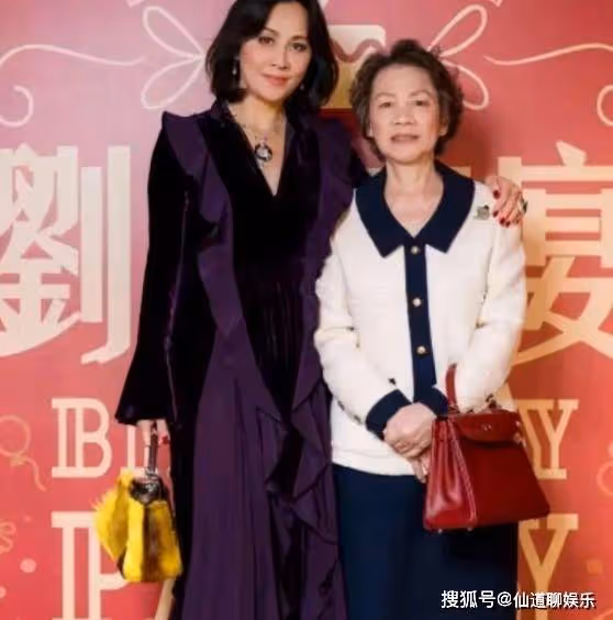 劉嘉玲陪家人去日本賞花,78歲劉媽媽素顏出鏡,二人同框美麗優雅