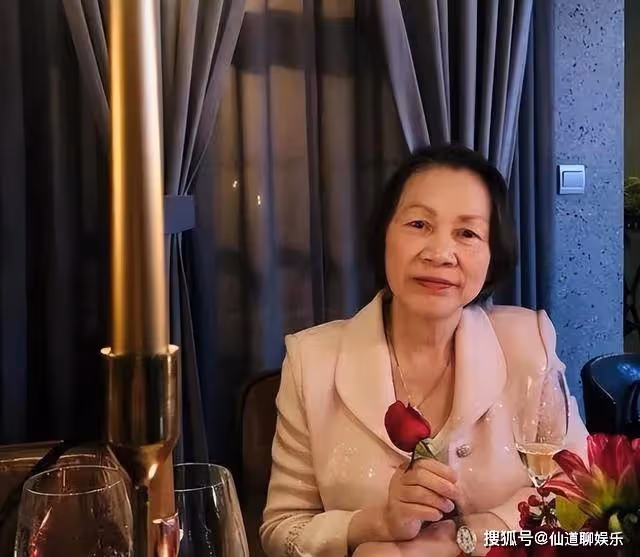 劉嘉玲陪家人去日本賞花,78歲劉媽媽素顏出鏡,二人同框美麗優雅