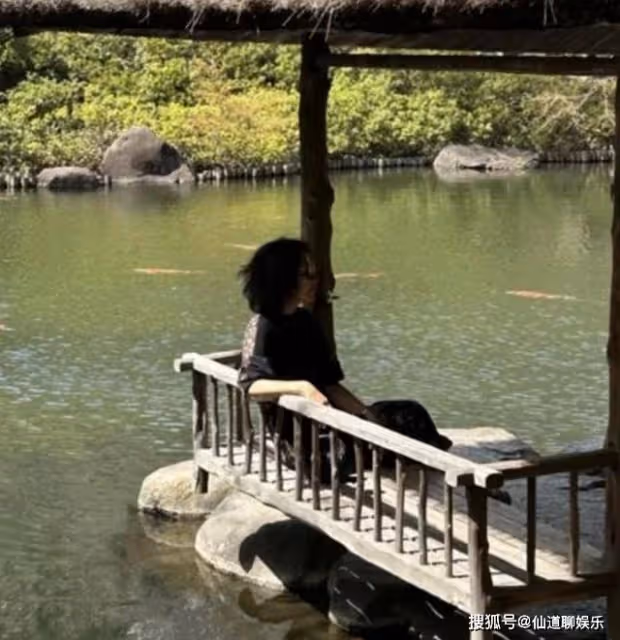 劉嘉玲陪家人去日本賞花,78歲劉媽媽素顏出鏡,二人同框美麗優雅