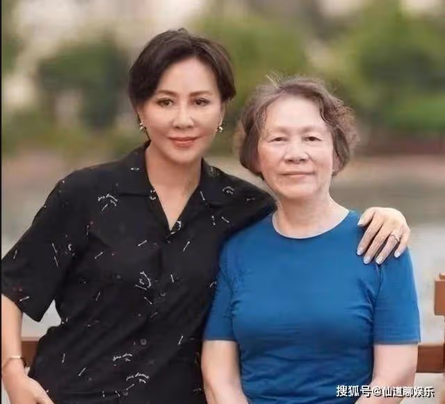 劉嘉玲陪家人去日本賞花,78歲劉媽媽素顏出鏡,二人同框美麗優雅