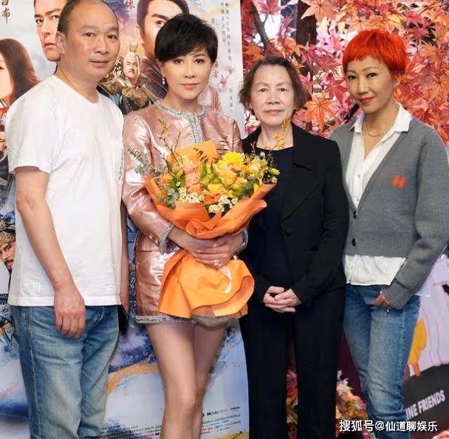 劉嘉玲陪家人去日本賞花,78歲劉媽媽素顏出鏡,二人同框美麗優雅
