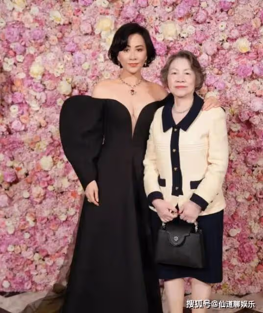 劉嘉玲陪家人去日本賞花,78歲劉媽媽素顏出鏡,二人同框美麗優雅