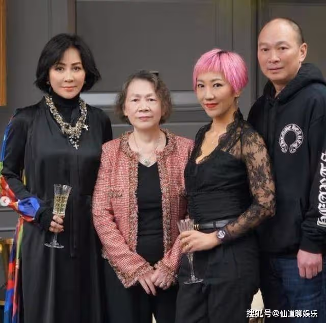 劉嘉玲陪家人去日本賞花,78歲劉媽媽素顏出鏡,二人同框美麗優雅