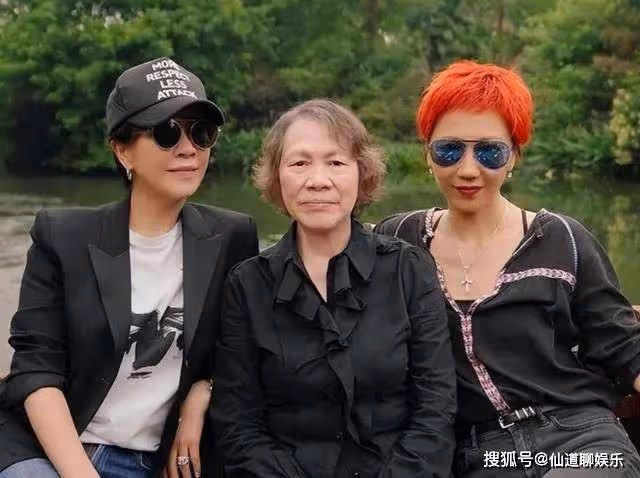 劉嘉玲陪家人去日本賞花,78歲劉媽媽素顏出鏡,二人同框美麗優雅