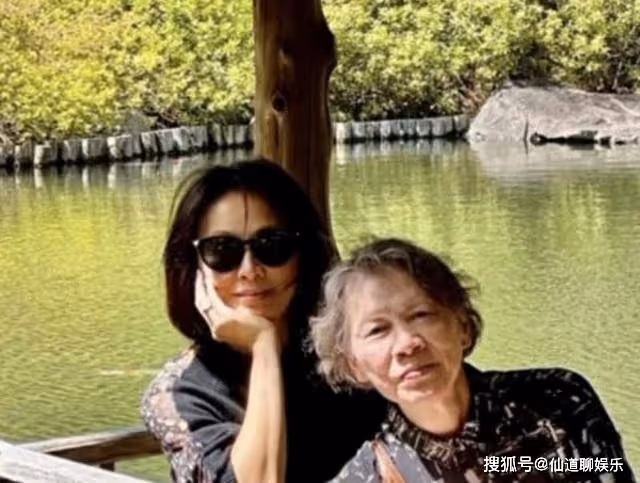 劉嘉玲陪家人去日本賞花,78歲劉媽媽素顏出鏡,二人同框美麗優雅