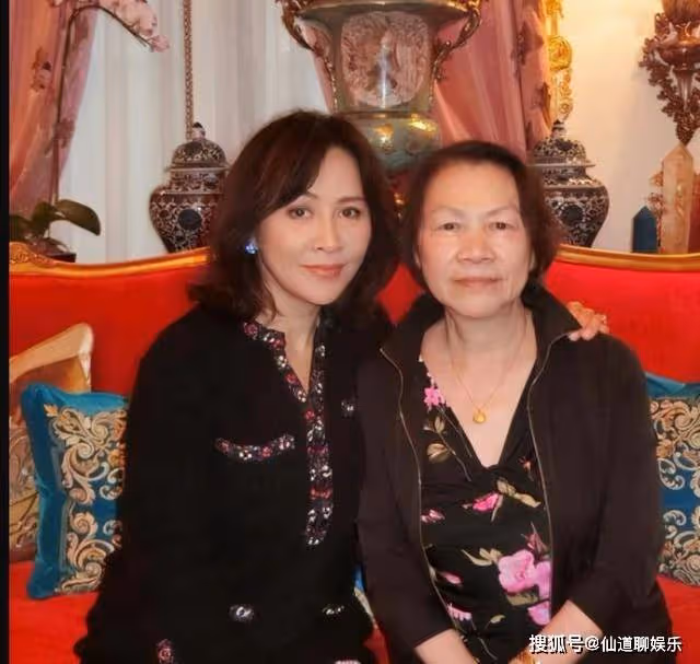 劉嘉玲陪家人去日本賞花,78歲劉媽媽素顏出鏡,二人同框美麗優雅