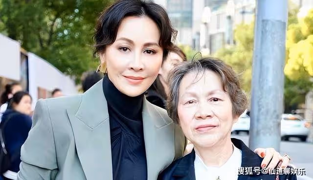 劉嘉玲陪家人去日本賞花,78歲劉媽媽素顏出鏡,二人同框美麗優雅