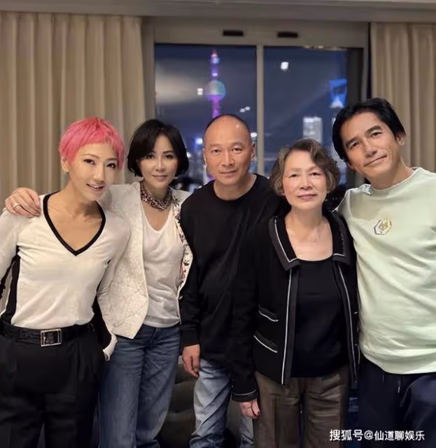 劉嘉玲陪家人去日本賞花,78歲劉媽媽素顏出鏡,二人同框美麗優雅