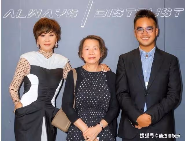劉嘉玲陪家人去日本賞花,78歲劉媽媽素顏出鏡,二人同框美麗優雅