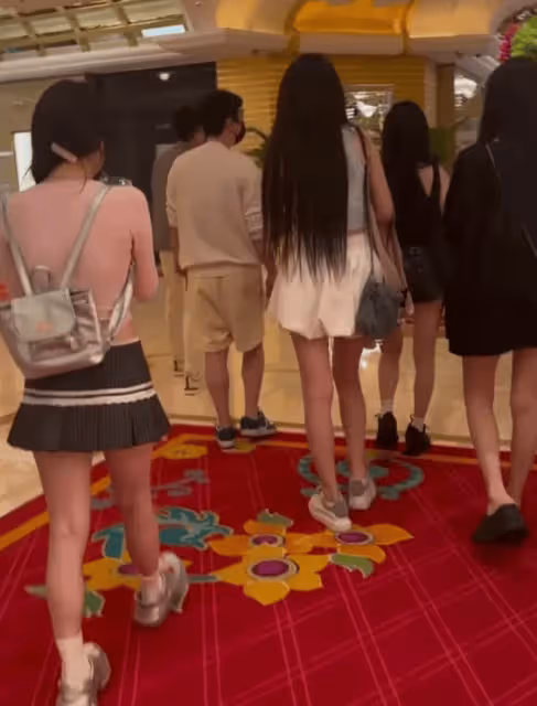 王思聰澳門被偶遇,身邊有4個美女跟隨,網友直言一個比一個好看