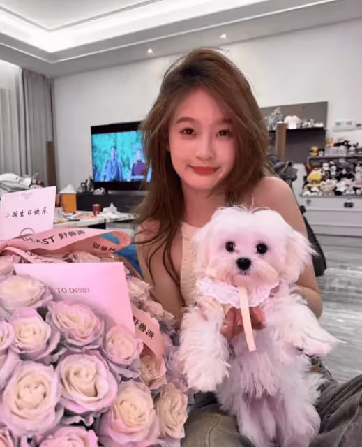 王思聰澳門被偶遇,身邊有4個美女跟隨,網友直言一個比一個好看