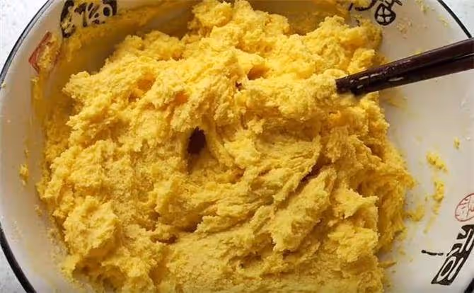 正宗東北純玉米貼餅子做法,不加雞蛋,不加麵粉,鬆軟不硬超好吃