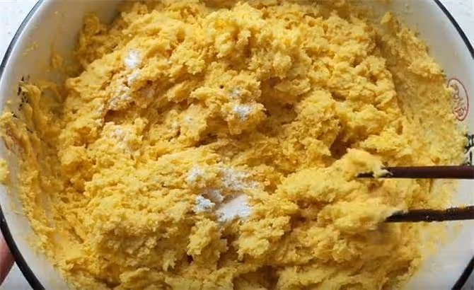 正宗東北純玉米貼餅子做法,不加雞蛋,不加麵粉,鬆軟不硬超好吃