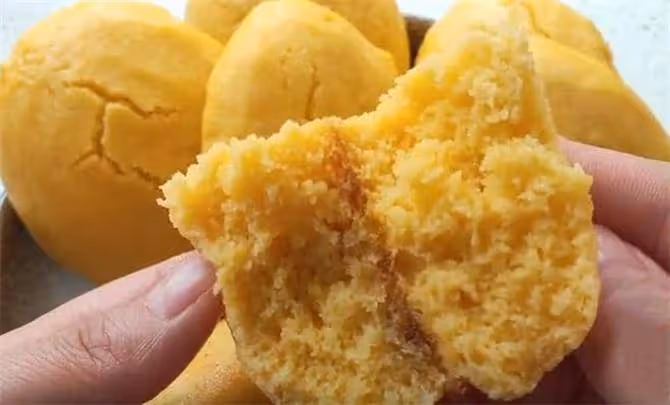 正宗東北純玉米貼餅子做法,不加雞蛋,不加麵粉,鬆軟不硬超好吃