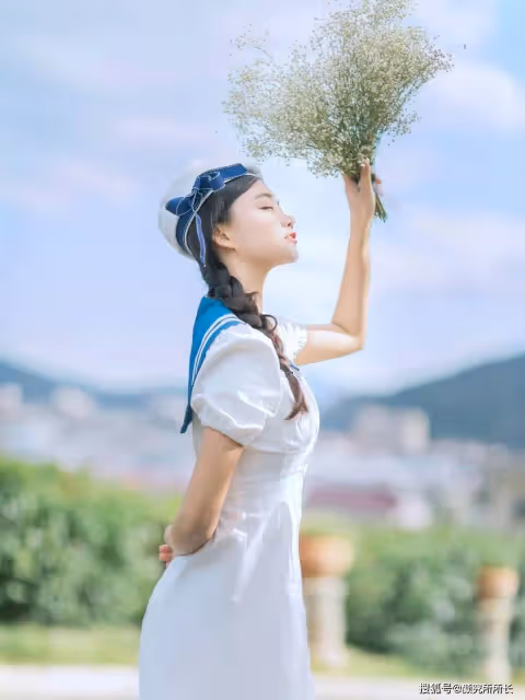 她簡直太美了!一起來欣賞仙女的海軍風穿搭魅力