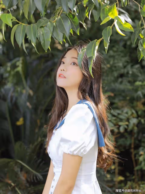 她簡直太美了!一起來欣賞仙女的海軍風穿搭魅力