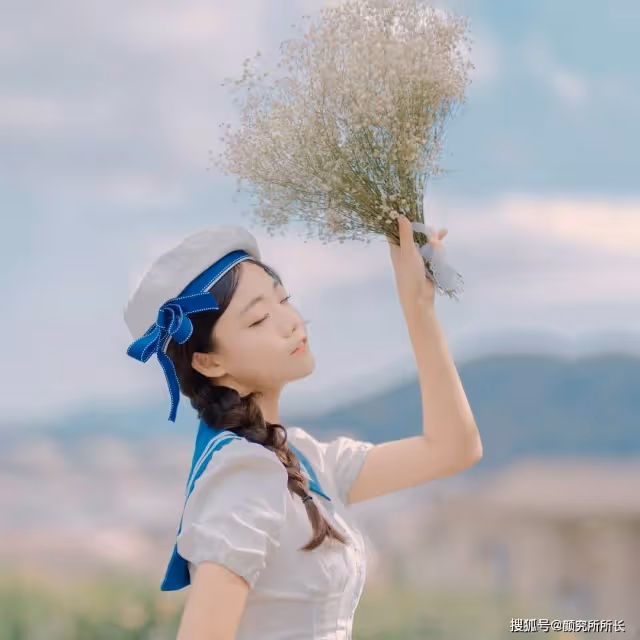 她簡直太美了!一起來欣賞仙女的海軍風穿搭魅力