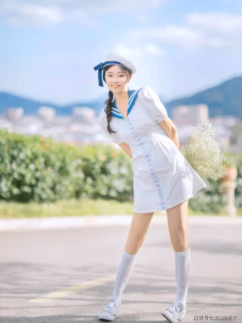 她簡直太美了!一起來欣賞仙女的海軍風穿搭魅力
