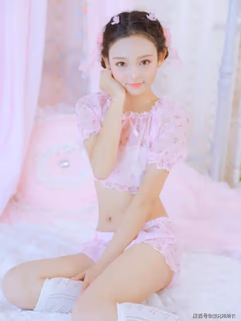 19歲少女居家時尚穿搭:粉色蕾絲短袖搭配短褲 可愛又迷人的少女