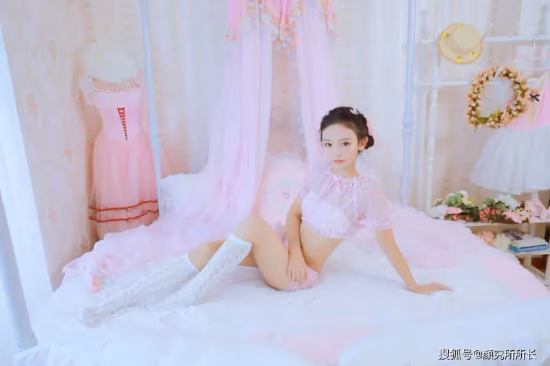 19歲少女居家時尚穿搭：粉色蕾絲短袖搭配短褲 可愛又迷人的少女