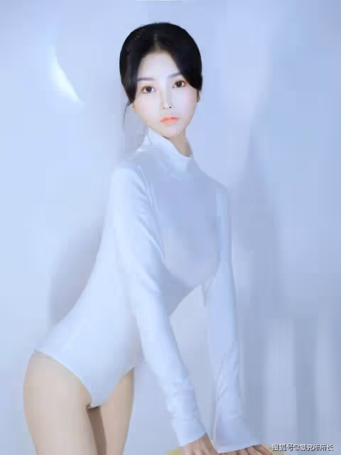 19歲白嫩尤物時尚寫真穿搭:純白緊身連體衣 簡潔而優雅迷人