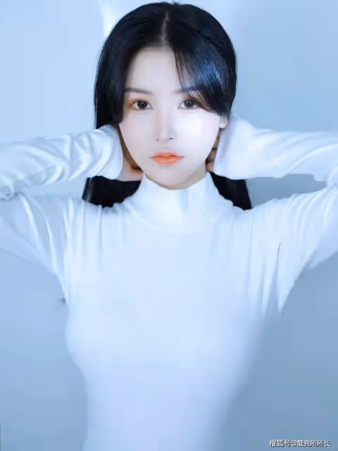 19歲白嫩尤物時尚寫真穿搭:純白緊身連體衣 簡潔而優雅迷人