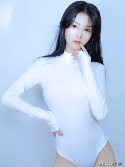 19歲白嫩尤物時尚寫真穿搭:純白緊身連體衣 簡潔而優雅迷人