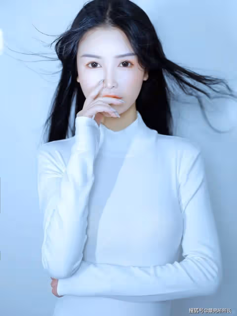 19歲白嫩尤物時尚寫真穿搭:純白緊身連體衣 簡潔而優雅迷人
