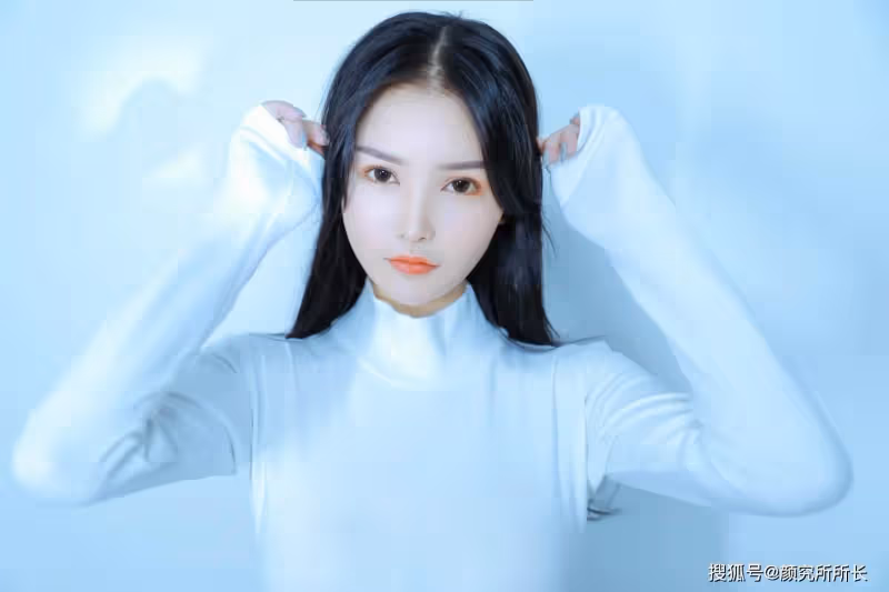 19歲白嫩尤物時尚寫真穿搭:純白緊身連體衣 簡潔而優雅迷人