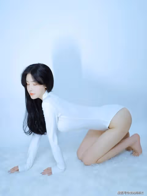 19歲白嫩尤物時尚寫真穿搭:純白緊身連體衣 簡潔而優雅迷人