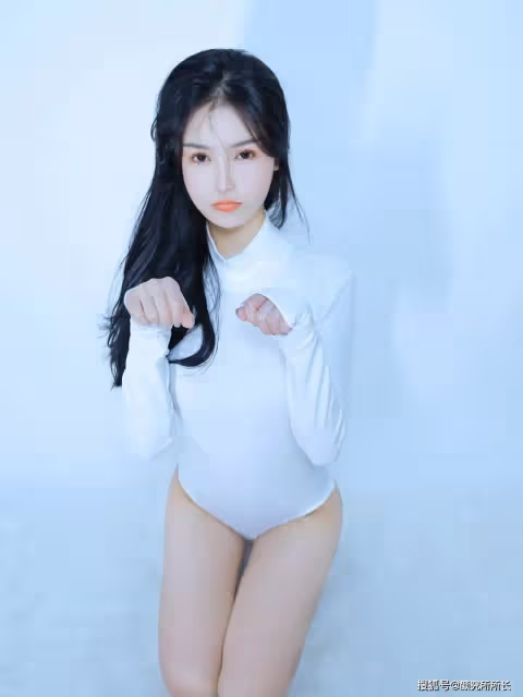 19歲白嫩尤物時尚寫真穿搭:純白緊身連體衣 簡潔而優雅迷人