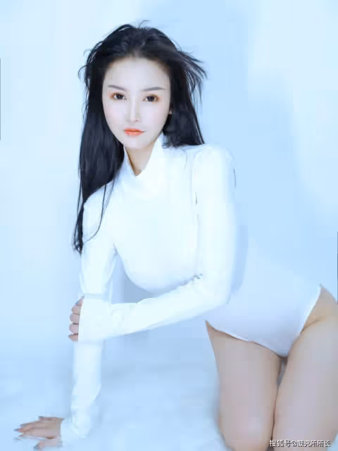 19歲白嫩尤物時尚寫真穿搭:純白緊身連體衣 簡潔而優雅迷人