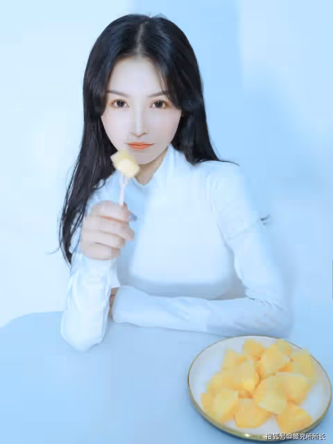 19歲白嫩尤物時尚寫真穿搭:純白緊身連體衣 簡潔而優雅迷人