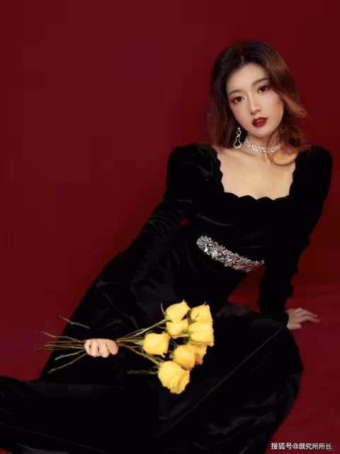 黑色長裙搭配一抹烈焰紅唇 女神的另一面時尚寫真