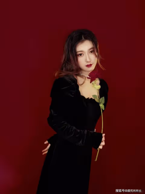 黑色長裙搭配一抹烈焰紅唇 女神的另一面時尚寫真