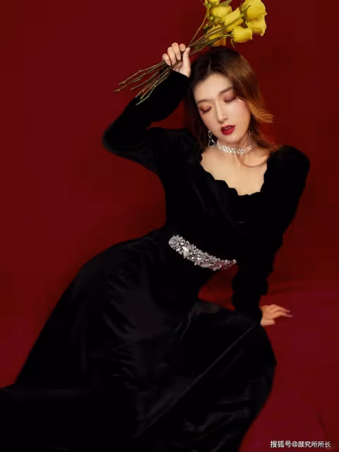 黑色長裙搭配一抹烈焰紅唇 女神的另一面時尚寫真