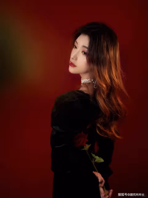 黑色長裙搭配一抹烈焰紅唇 女神的另一面時尚寫真