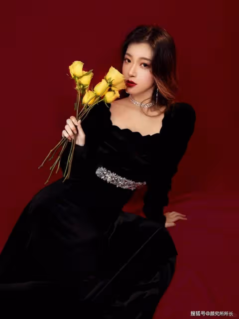 黑色長裙搭配一抹烈焰紅唇 女神的另一面時尚寫真