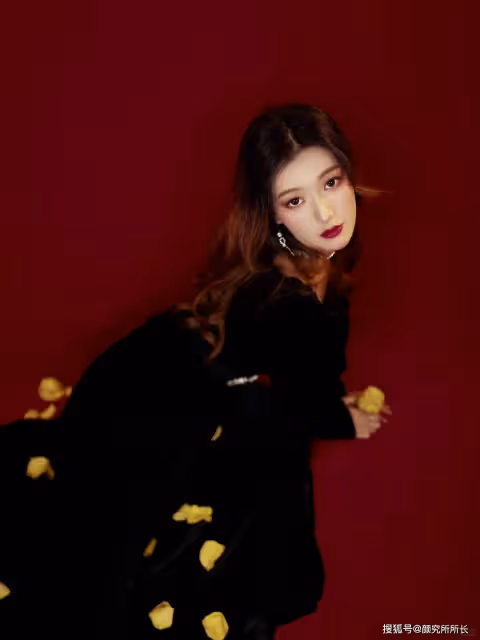 黑色長裙搭配一抹烈焰紅唇 女神的另一面時尚寫真