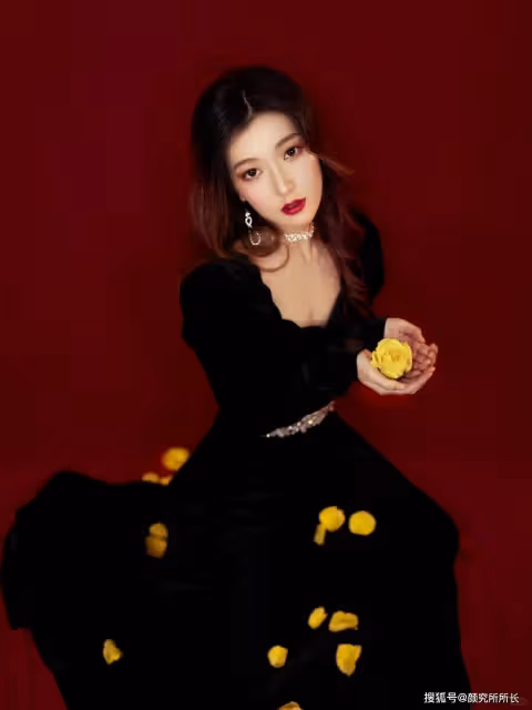 黑色長裙搭配一抹烈焰紅唇 女神的另一面時尚寫真