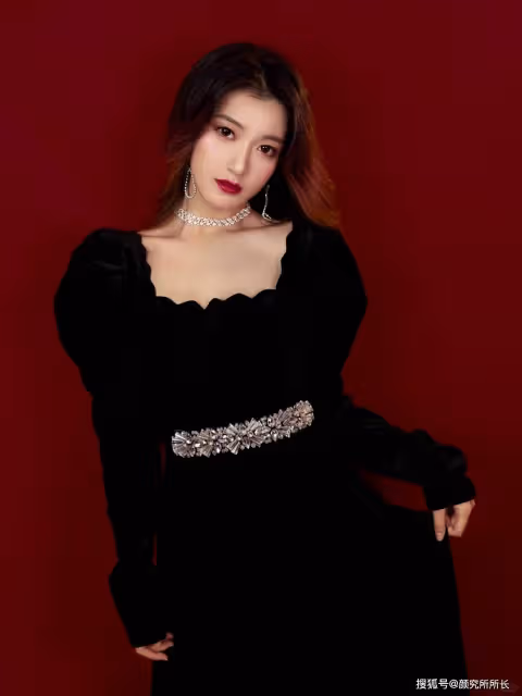 黑色長裙搭配一抹烈焰紅唇 女神的另一面時尚寫真