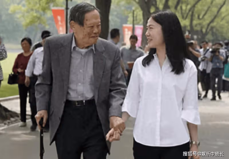 楊振寧翁帆夫婦攜岳母聽滬劇!談笑風生狀態好,岳母近照好年輕