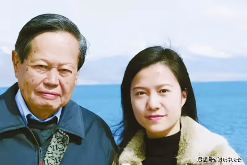 楊振寧翁帆夫婦攜岳母聽滬劇!談笑風生狀態好,岳母近照好年輕
