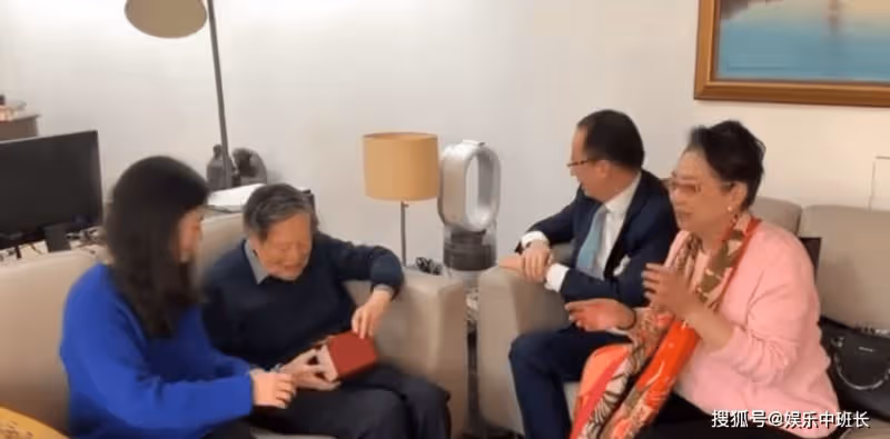 楊振寧翁帆夫婦攜岳母聽滬劇!談笑風生狀態好,岳母近照好年輕