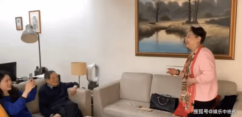 楊振寧翁帆夫婦攜岳母聽滬劇!談笑風生狀態好,岳母近照好年輕