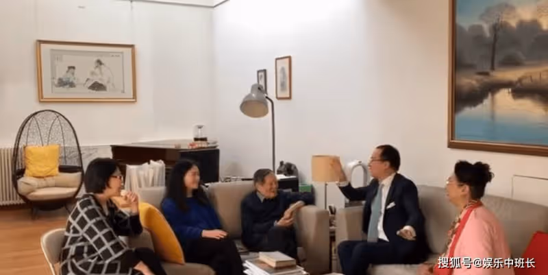 楊振寧翁帆夫婦攜岳母聽滬劇!談笑風生狀態好,岳母近照好年輕