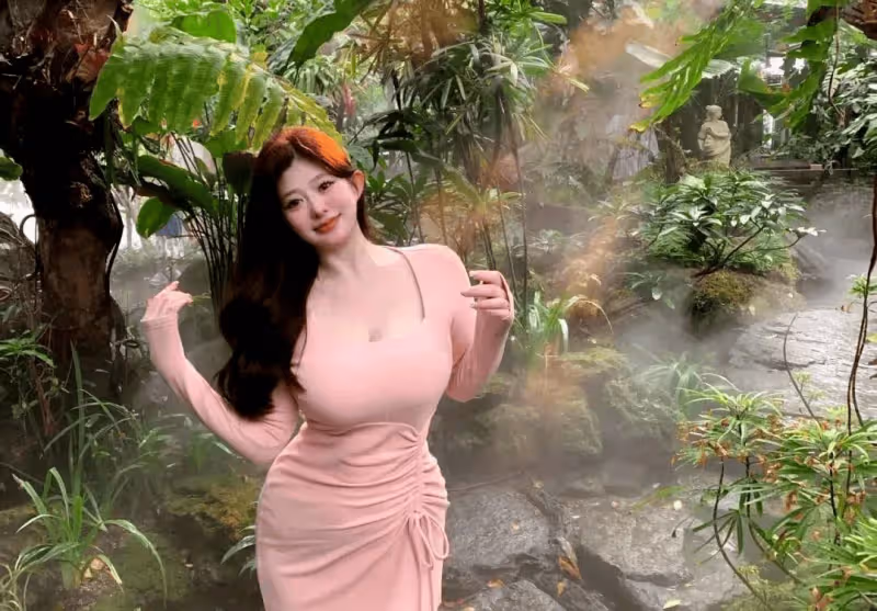豐滿魅力難擋！穿上粉色包臀魚尾裙+高跟鞋，秒變吸睛女神！
