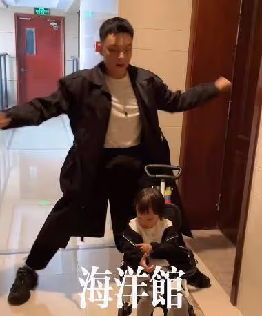 韓安冉秘密住院,小豬妹被爸爸寵成「小公主」,父女出遊合影超親密