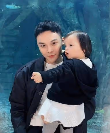 韓安冉秘密住院,小豬妹被爸爸寵成「小公主」,父女出遊合影超親密