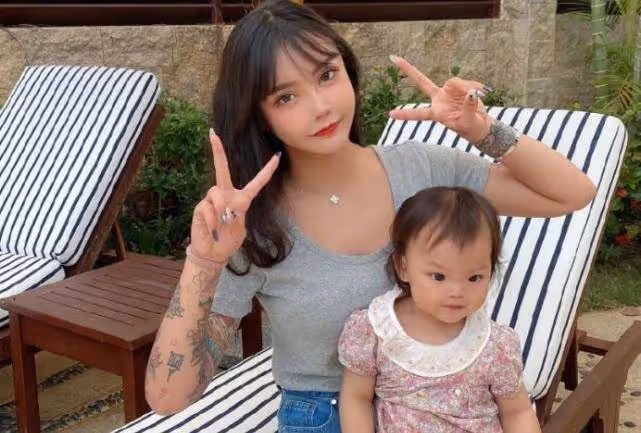 韓安冉秘密住院,小豬妹被爸爸寵成「小公主」,父女出遊合影超親密